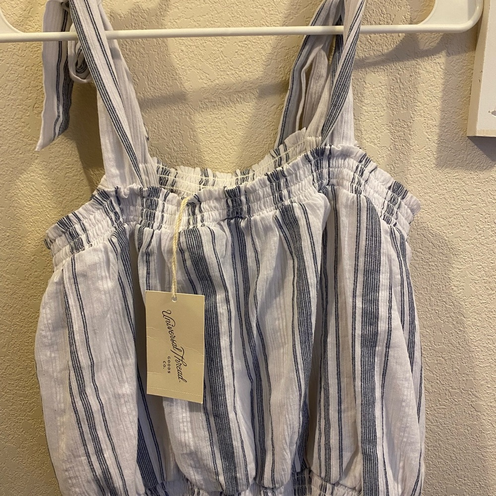 Adorable spring/summer cropped tank. Universal Thread Goods Co. size medium